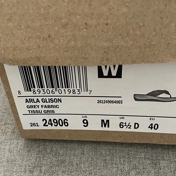 Clarks Cloudsteppers Gray Knotted Fabric Thong Sandals - Picture 2 of 3